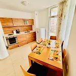 Charming 2-bed Flat With Pool View In Sunny Beach, Bulgaria アパート サニービーチ